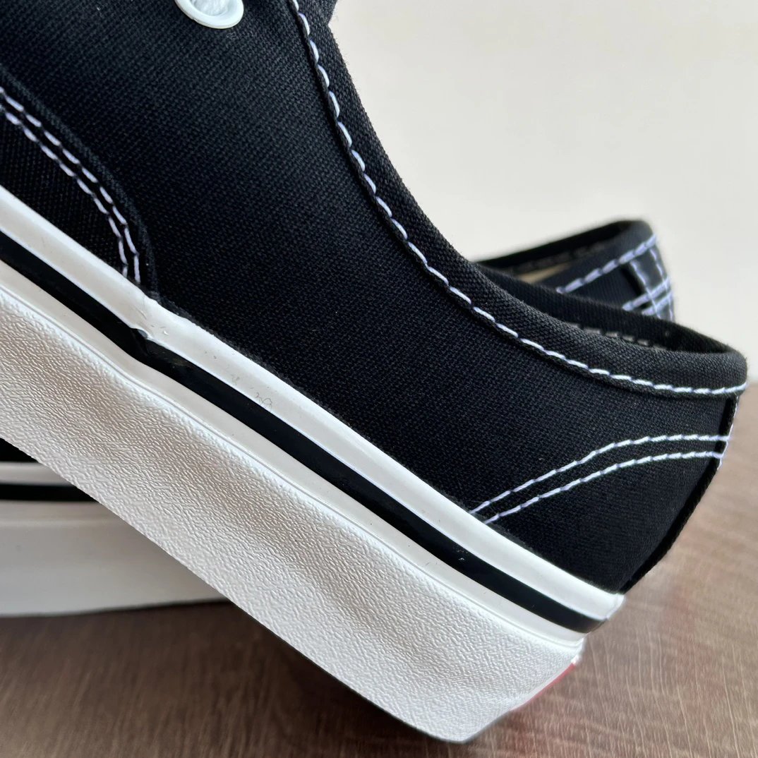 Authentic Canvas Low Skate Shoes Noir - Gallery Image 5 - Detailed View