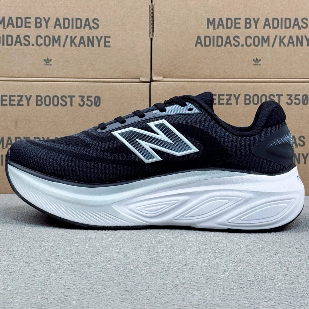 Low-Top Knit Runners Ebony - Gallery Image 4 - Detailed View