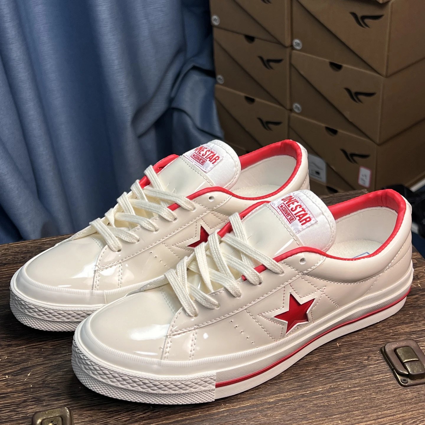 One Star Low Gloss Leather Sneakers Ivory Red - Gallery Image 4 - Detailed View