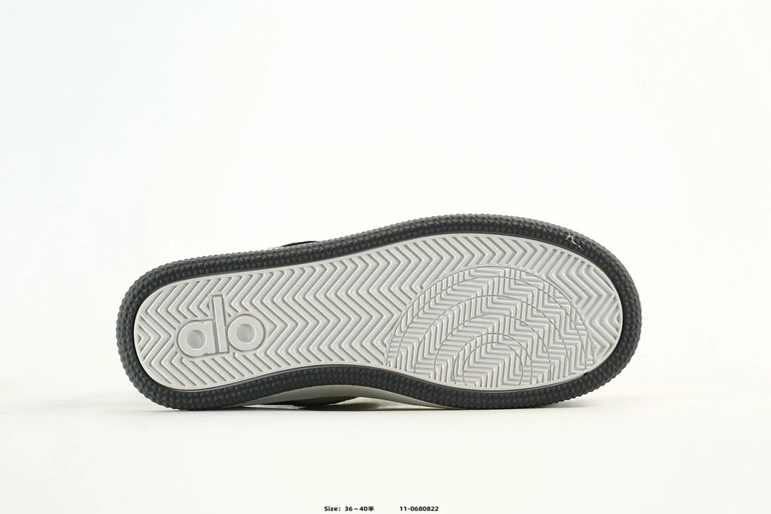 Alo Yoga Runner Sneakers Black White - Gallery Image 6 - Detailed View