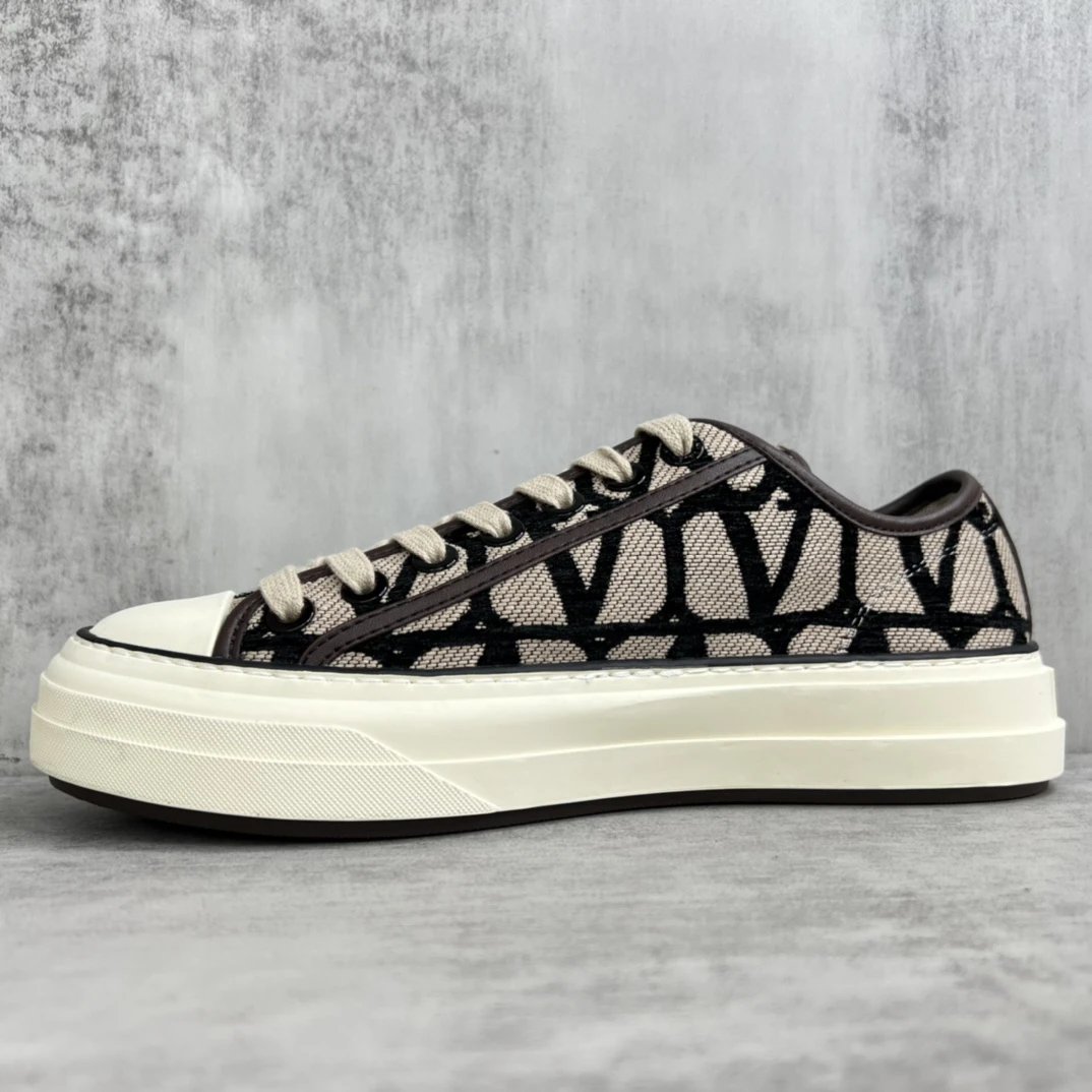 Valentino Garavani Totaloop Low Sneakers Beige - Gallery Image 7 - Detailed View