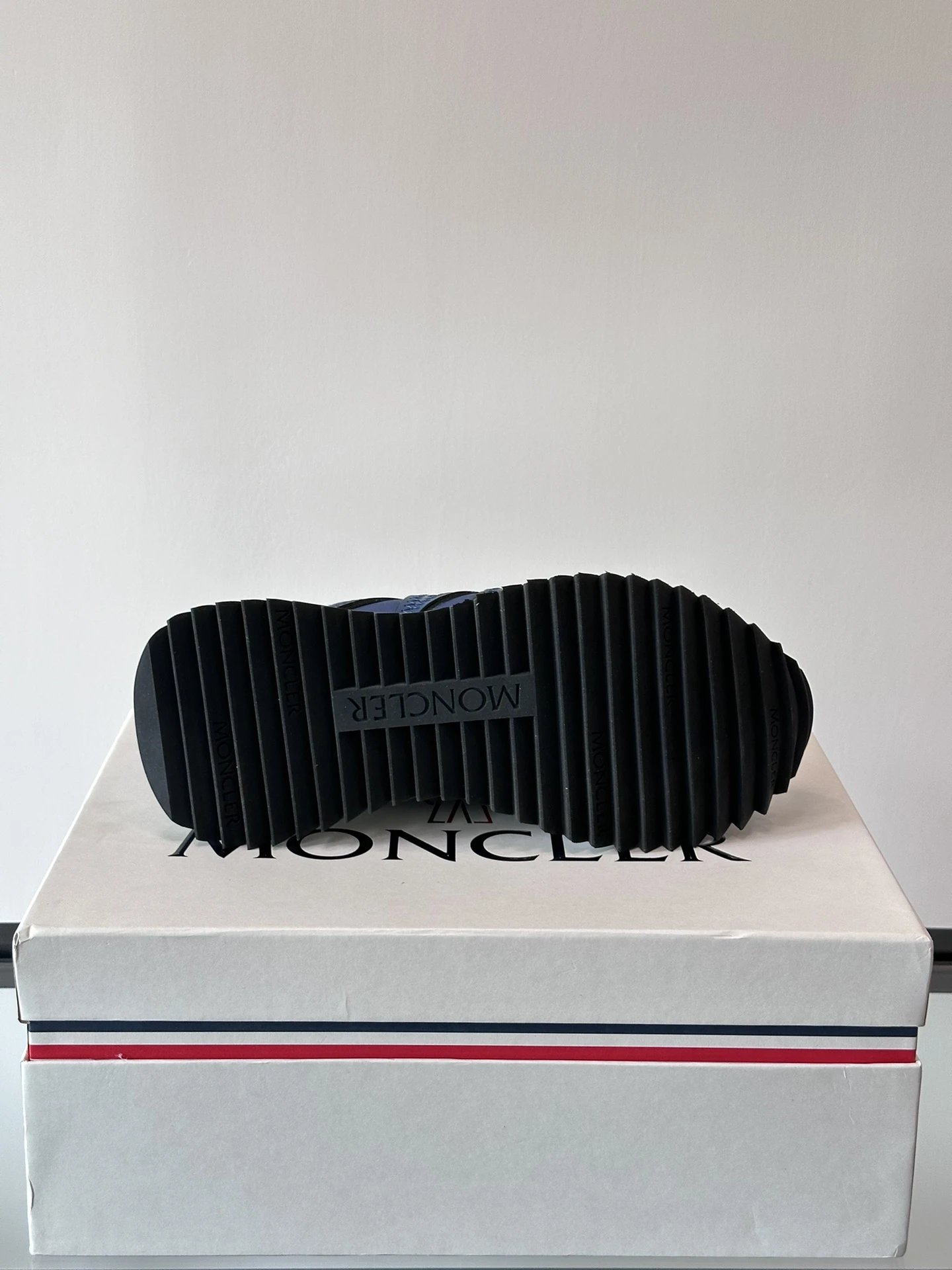 Moncler Pacey Sneakers Blue - Gallery Image 9 - Detailed View