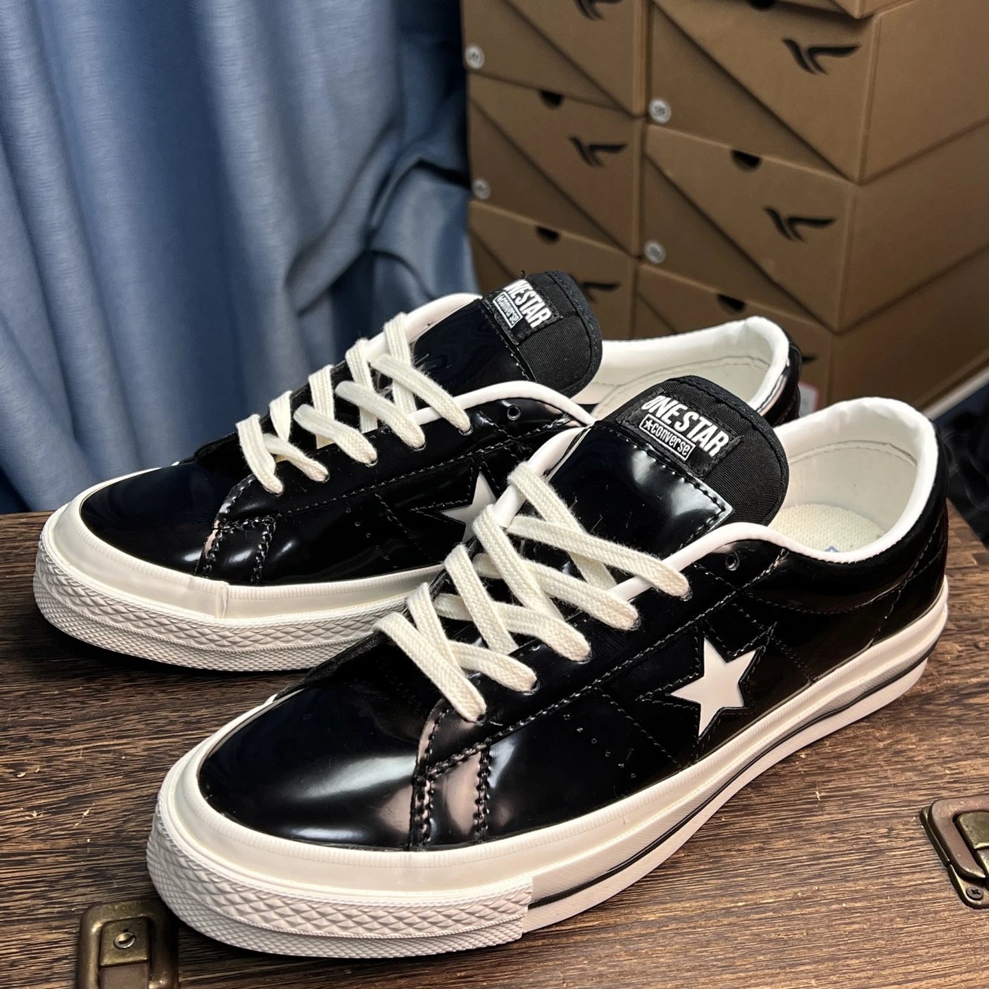Low Top Patent Leather Sneakers Black Ivory - Gallery Image 4 - Detailed View