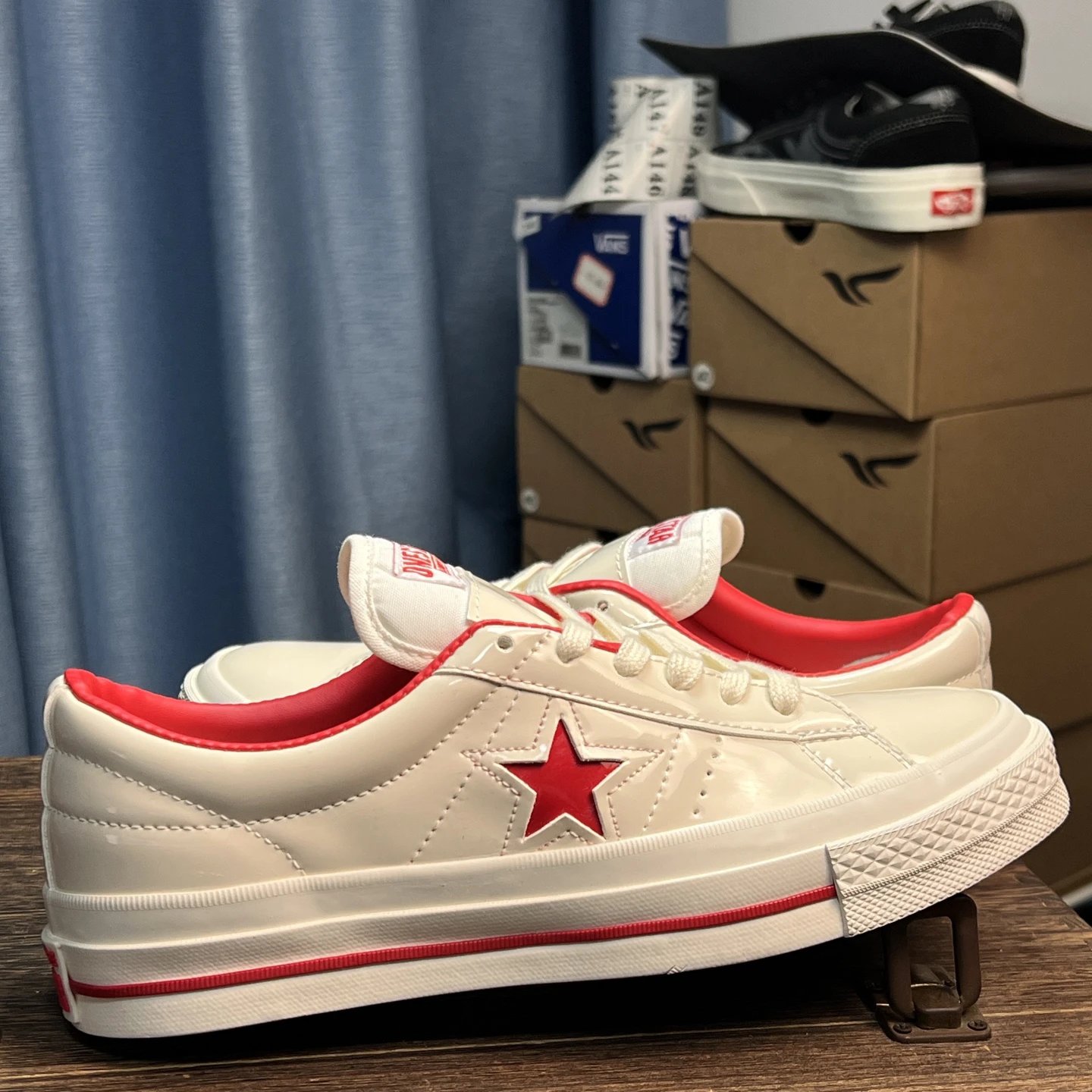 One Star Low Gloss Leather Sneakers Ivory Red - Gallery Image 2 - Detailed View