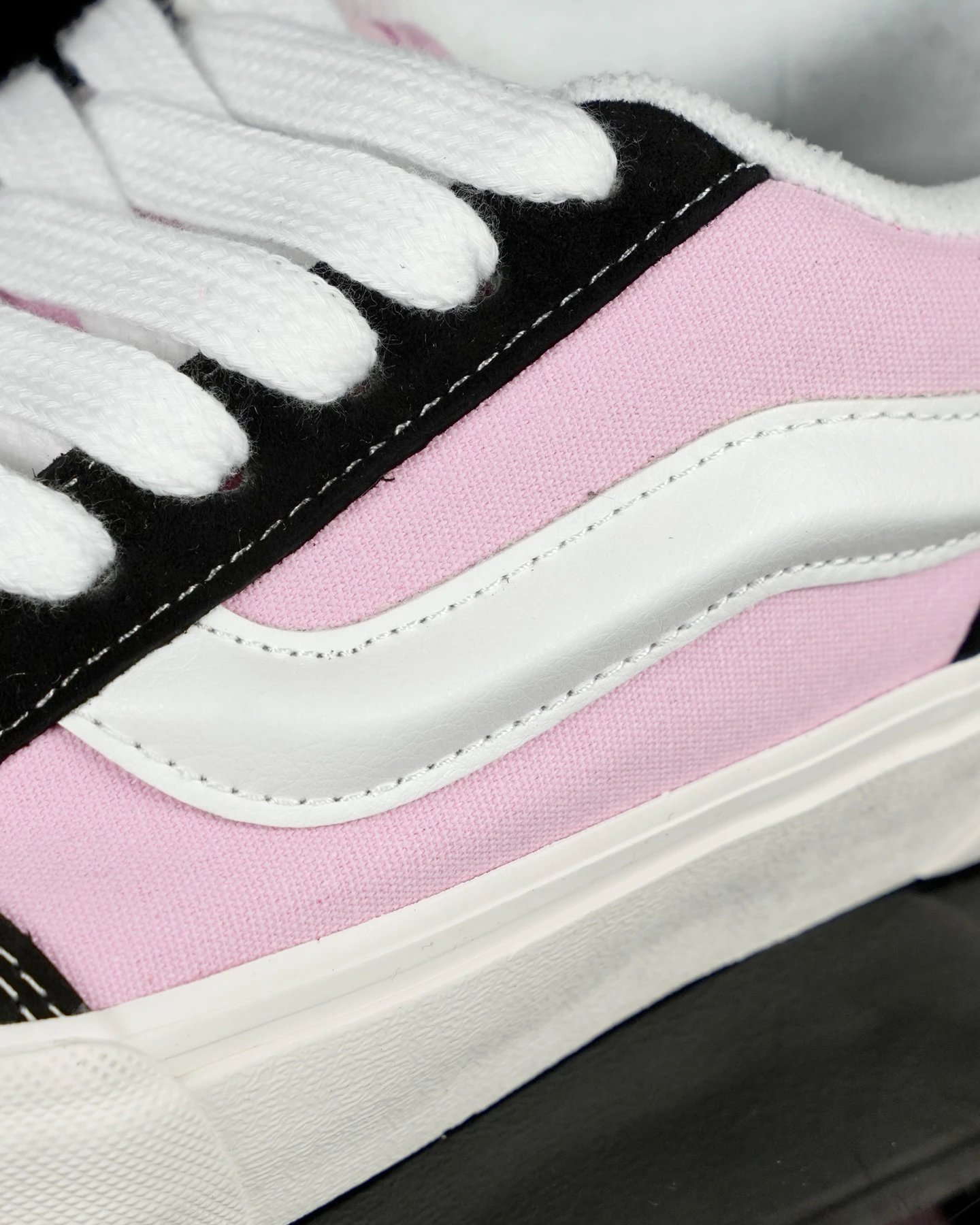 Retro Chunky Skate Sneakers Pink Noir - Gallery Image 4 - Detailed View