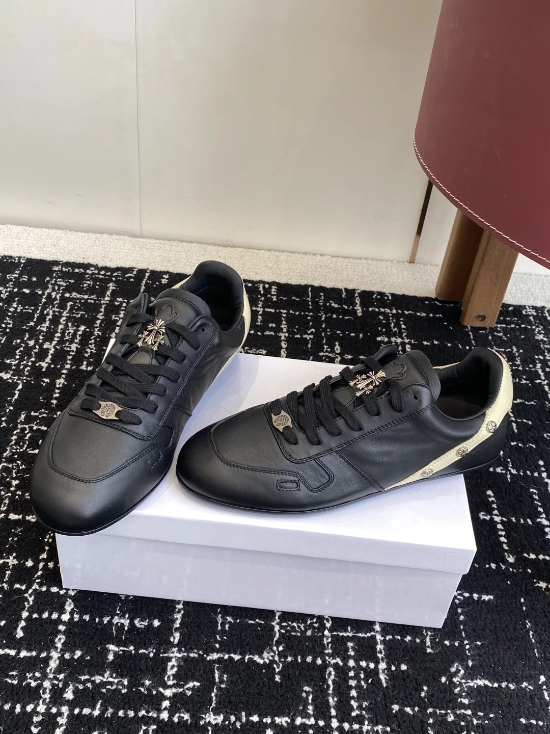 Retro Leather Trainer Sneakers Noir Ivory - Gallery Image 3 - Detailed View