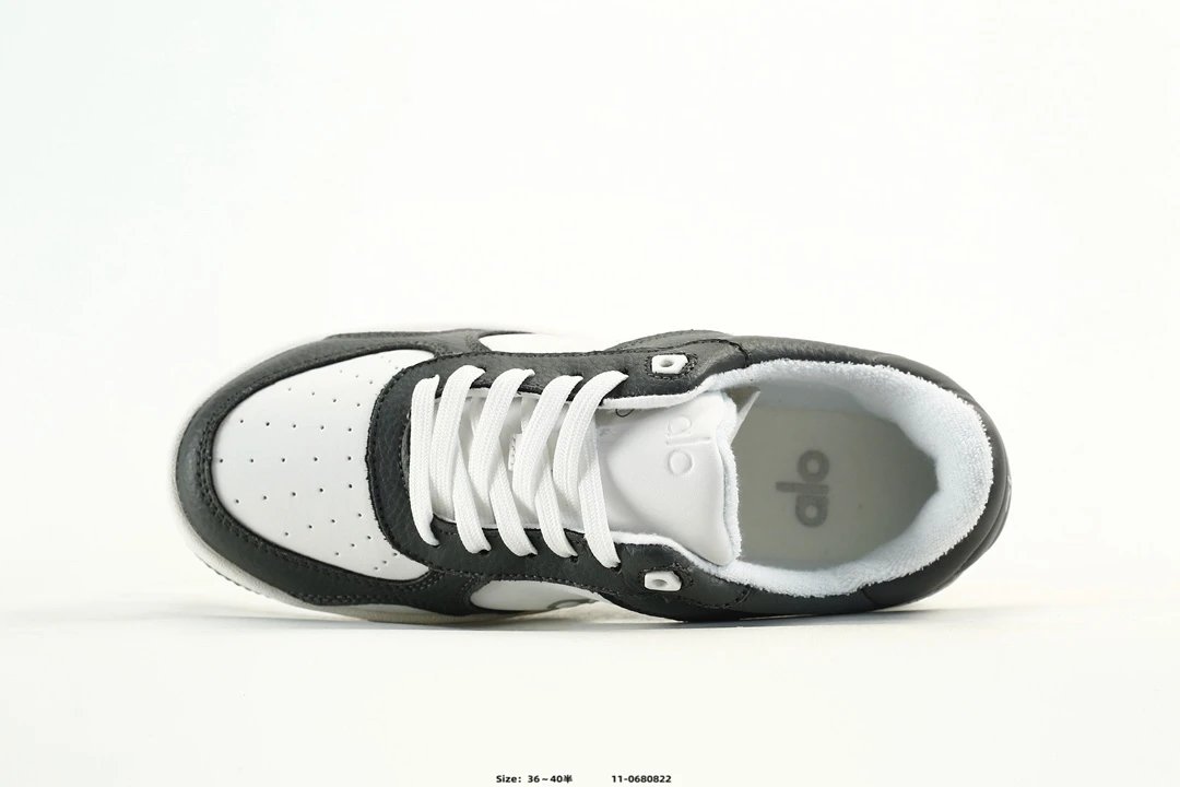 Alo Yoga Runner Sneakers Black White - Gallery Image 4 - Detailed View