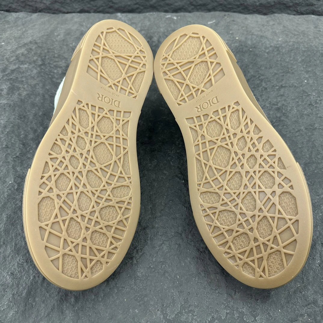 Limited Edition Sneakers Sage Green - Gallery Image 6 - Detailed View