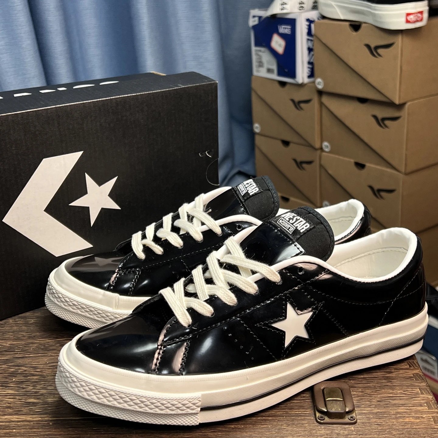 Low Top Patent Leather Sneakers Black Ivory - Gallery Image 9 - Detailed View