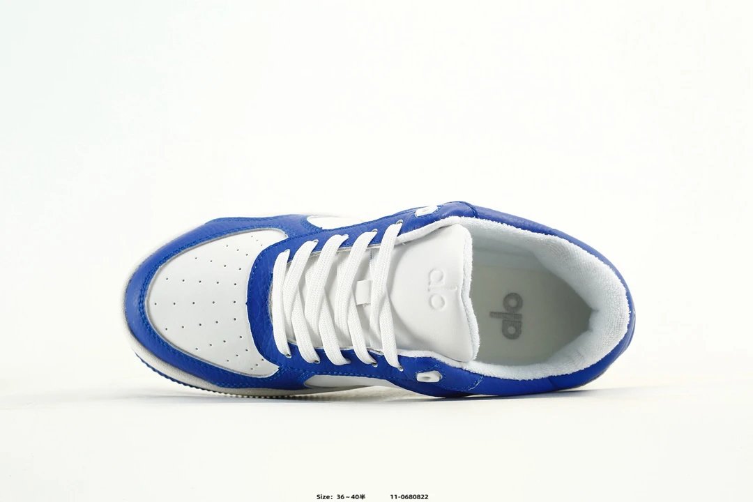 Alo Yoga Runner Sneakers Blue White - Gallery Image 4 - Detailed View