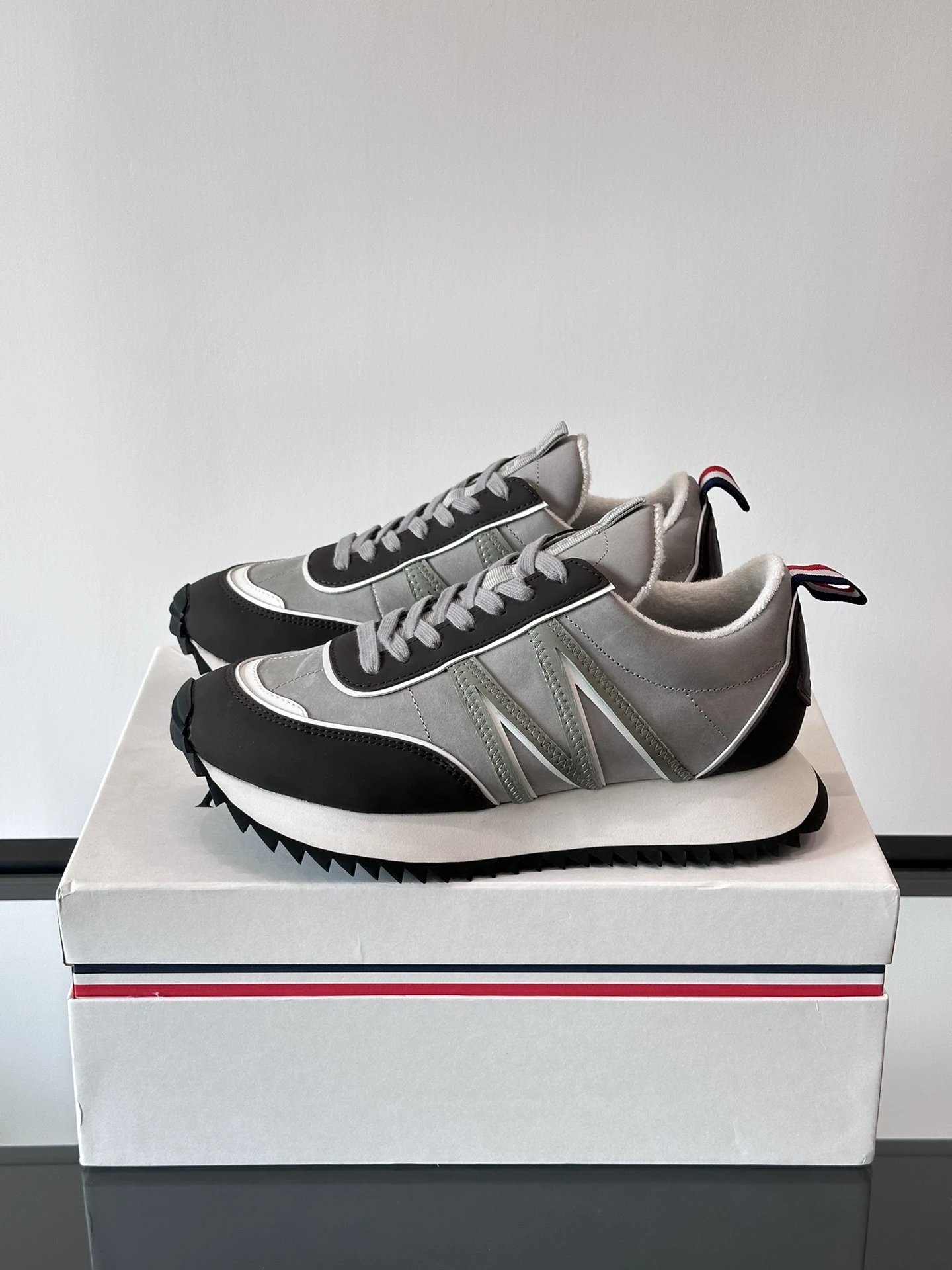 Moncler Pacey Sneakers Grey Black - Gallery Image 4 - Detailed View