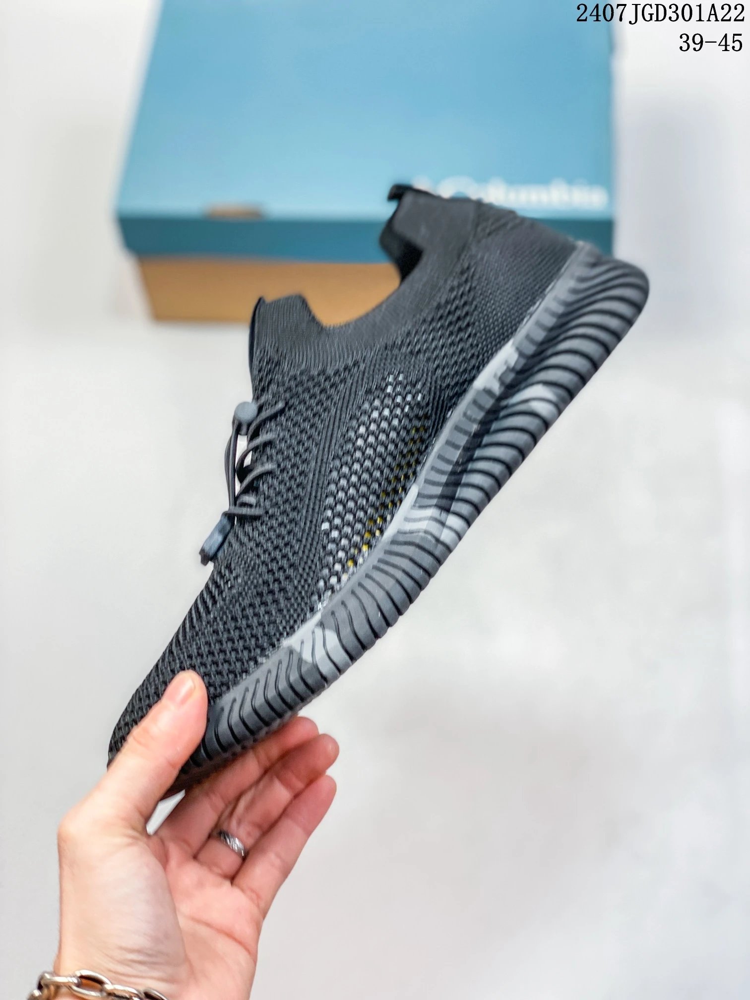 Summer Mesh Hiking Sneakers Obsidian Black - Gallery Image 3 - Detailed View