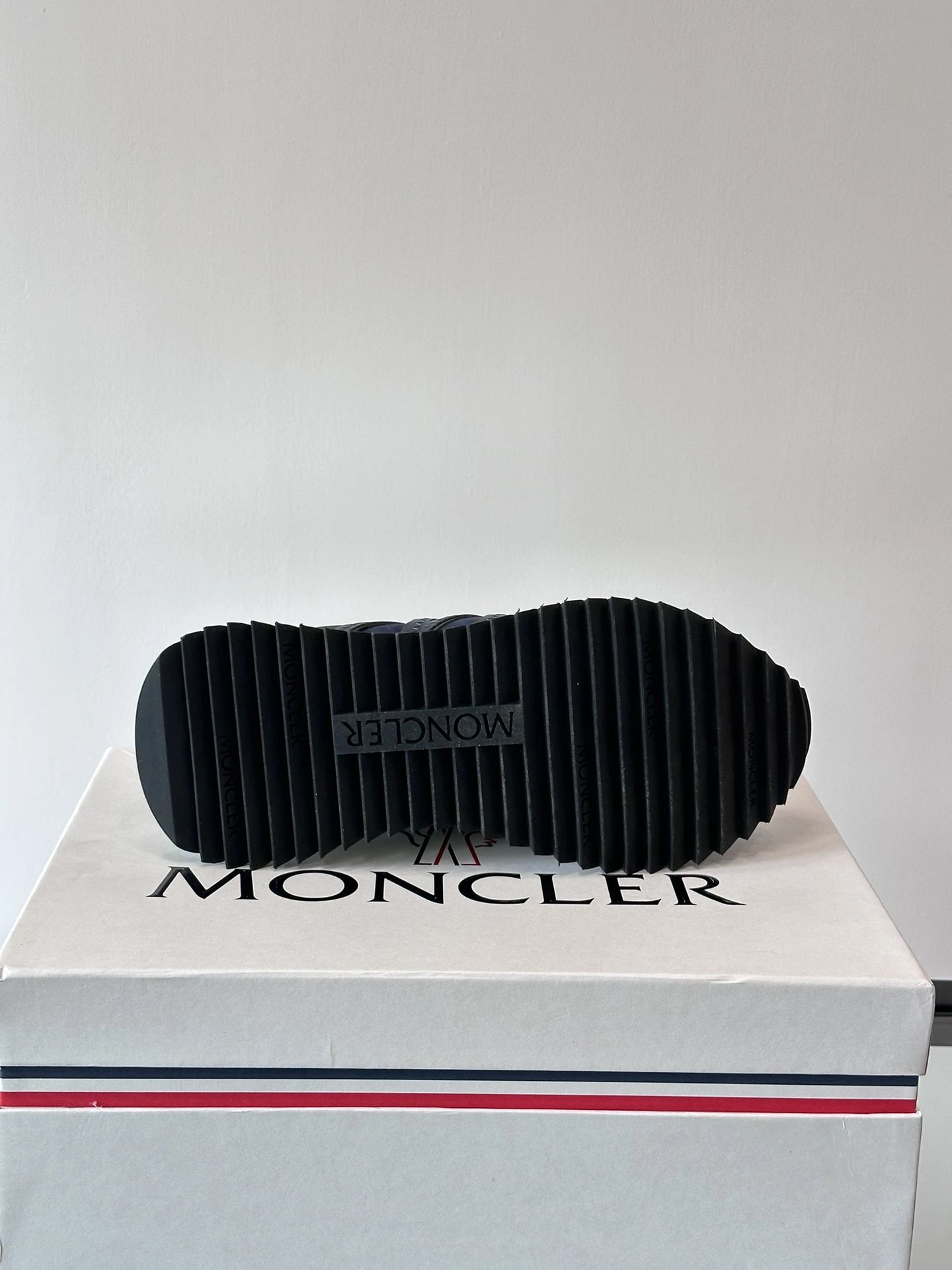 Moncler Pacey Sneakers Navy Blue - Gallery Image 9 - Detailed View