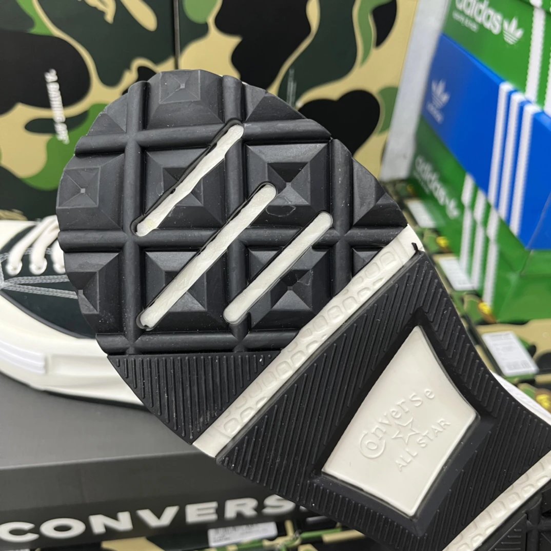 Chunky Canvas Low Sneakers Ivory Black - Gallery Image 9 - Detailed View