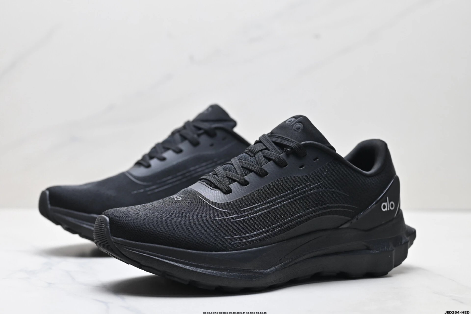 Alo Yoga Alo Runner Sneakers Black - Gallery Image 4 - Detailed View