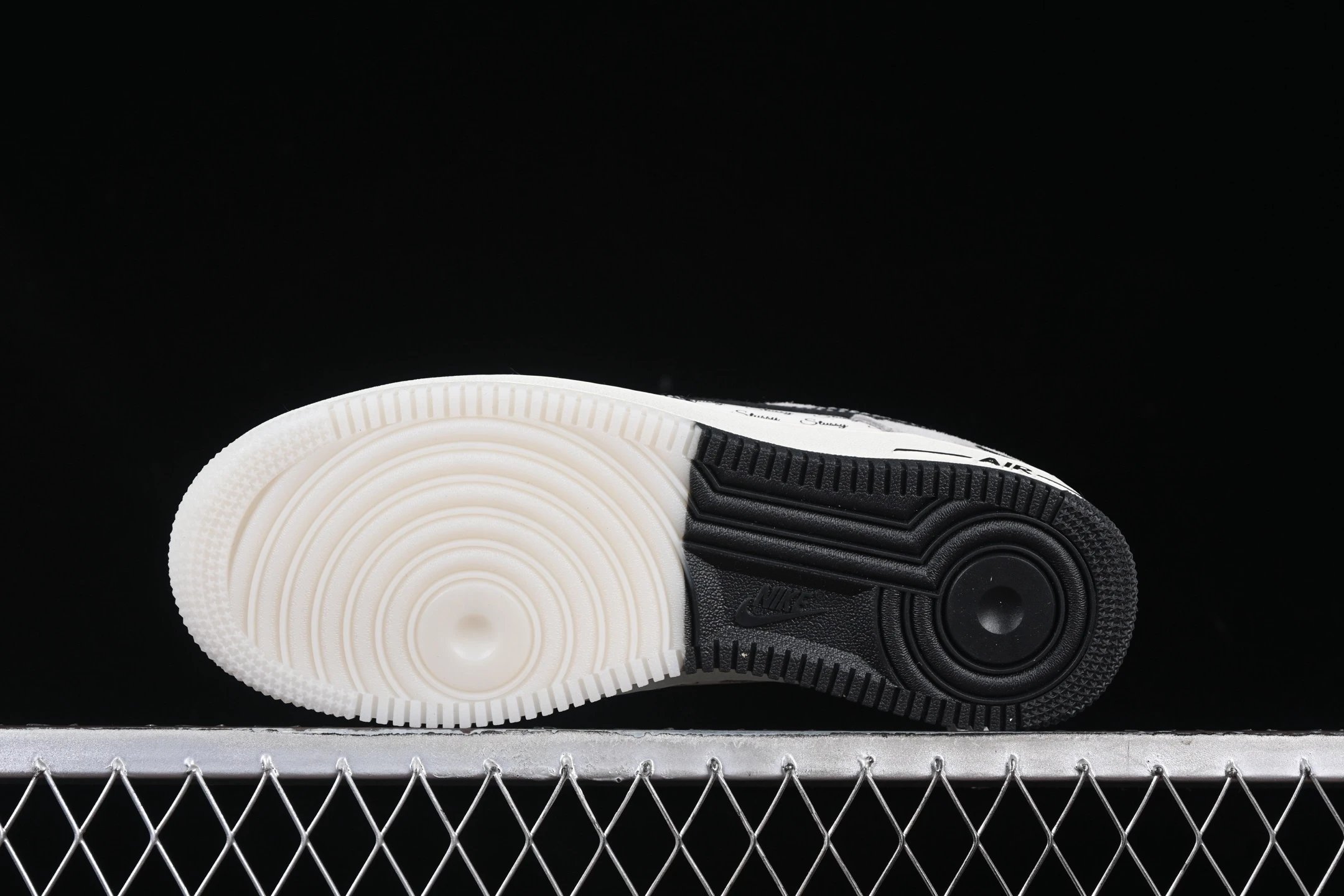 Men's Suede Sneakers Classic Noir - Gallery Image 3 - Detailed View