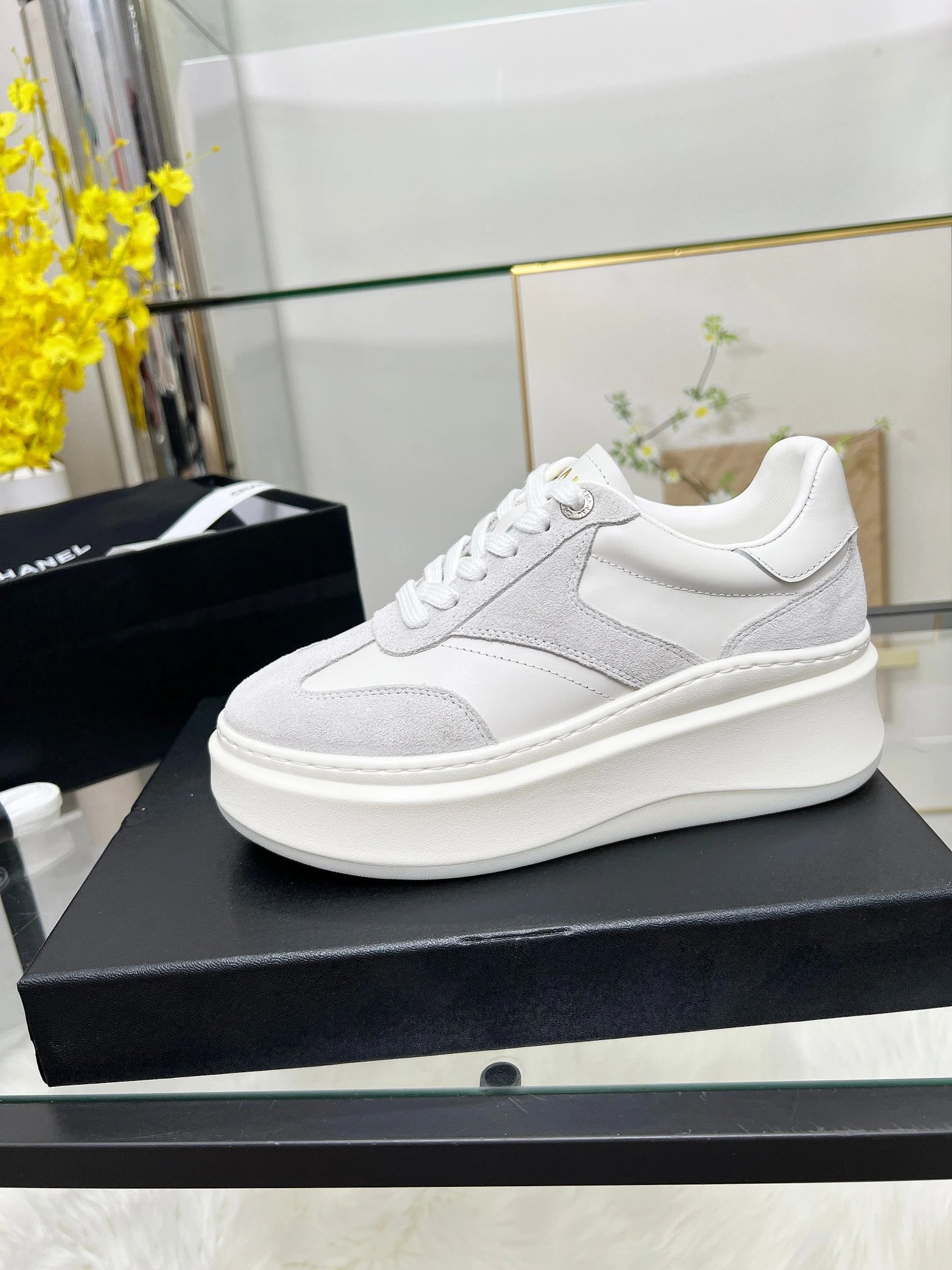 Chanel 25C Calfskin Sneakers White - High Quality Product Image - Cnfans