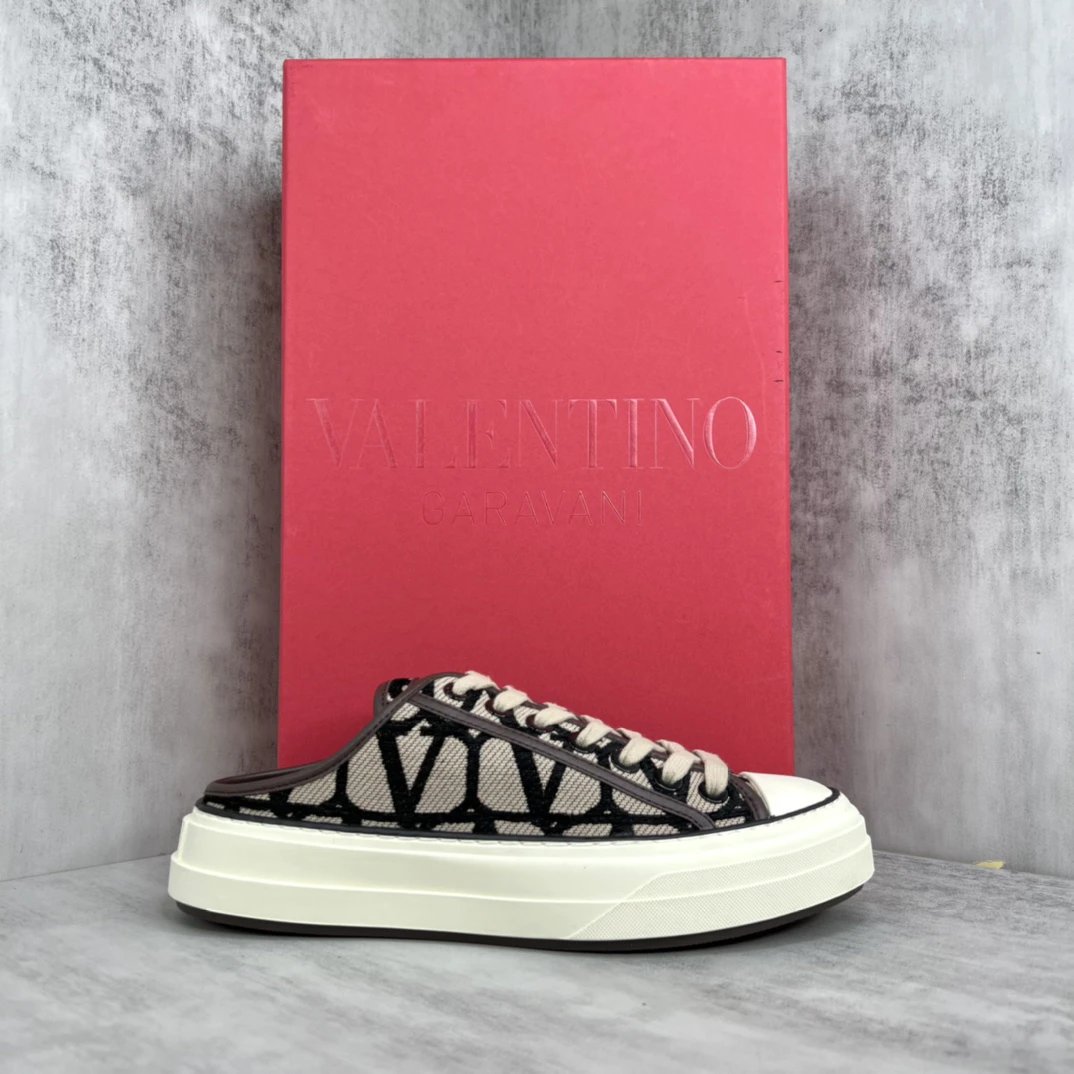 Low Top Canvas Sneakers Ivory Black - Gallery Image 1 - Detailed View