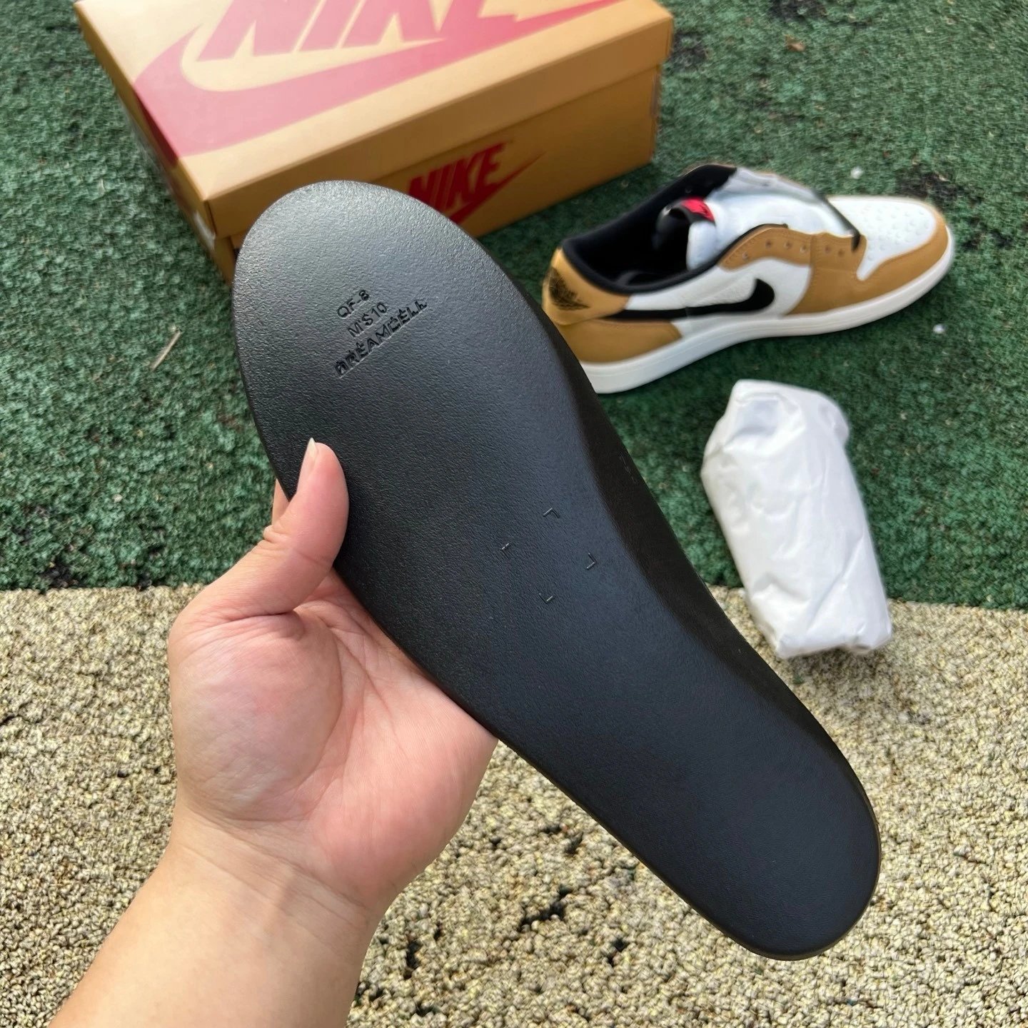Air Jordan 1 Low OG Rookie Of The Year photo 7