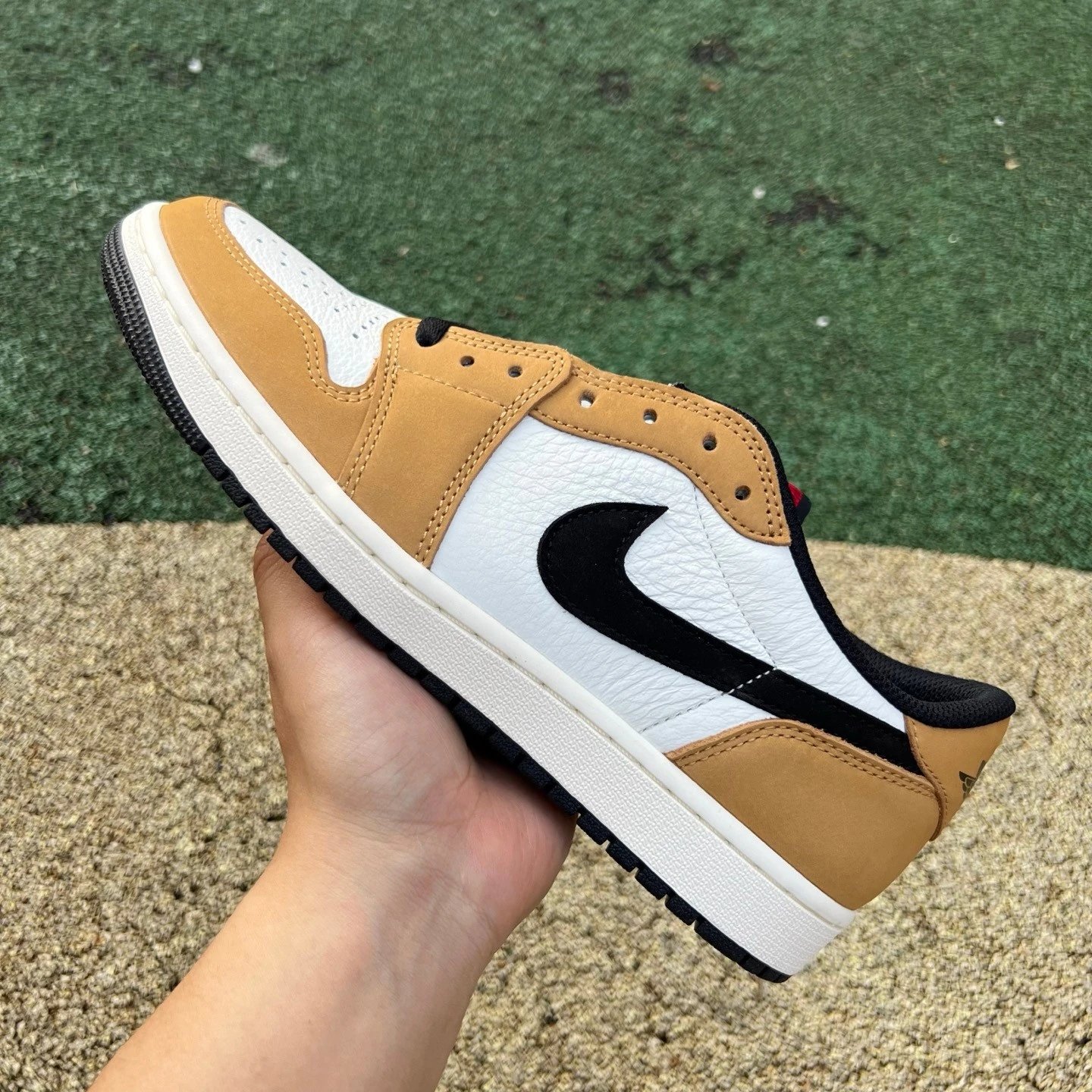 Air Jordan 1 Low OG Rookie Of The Year photo 3