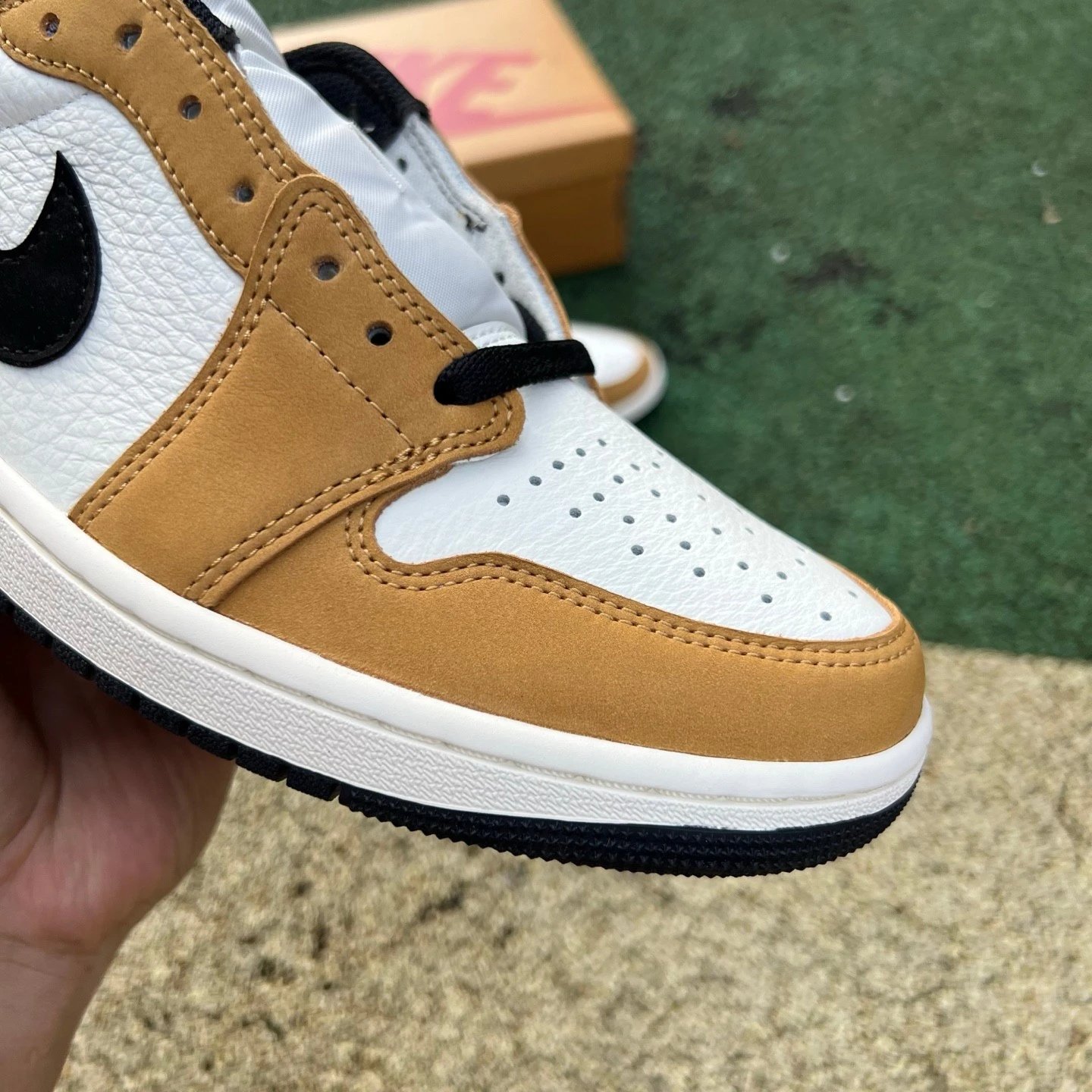 Air Jordan 1 Low OG Rookie Of The Year photo 5