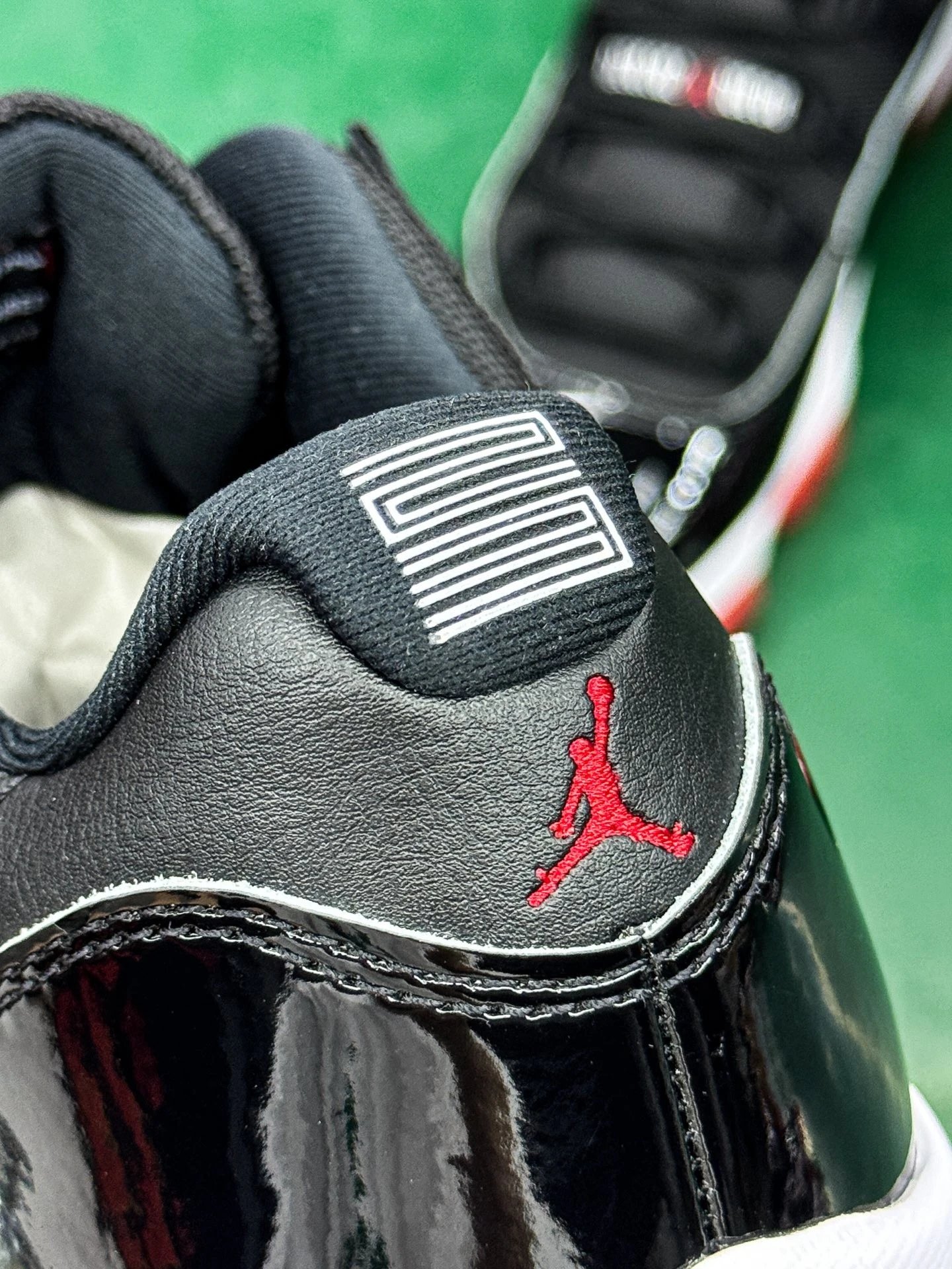 Air Jordan 11 Retro Low Bred photo 4