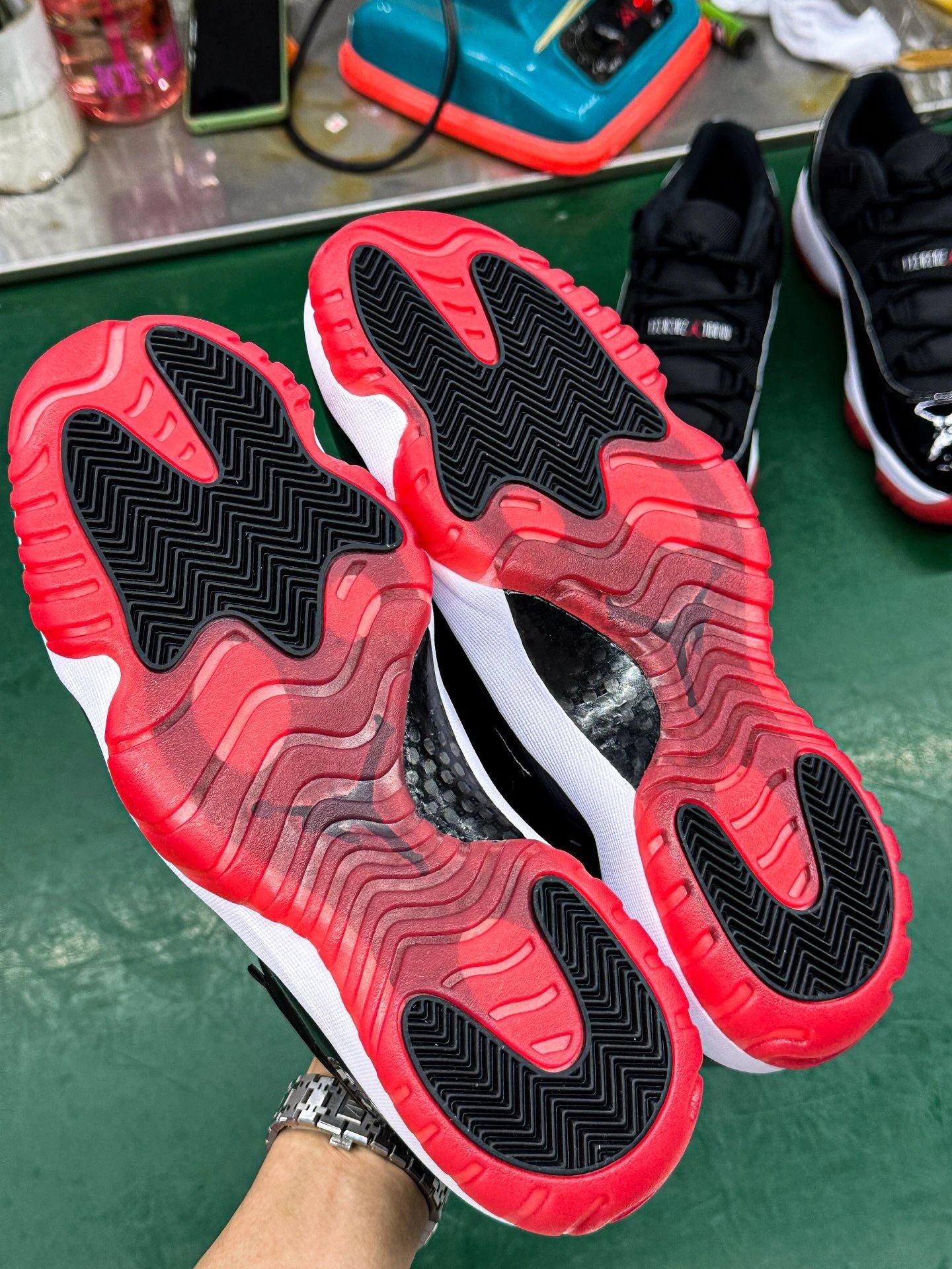 Air Jordan 11 Retro Low Bred photo 7