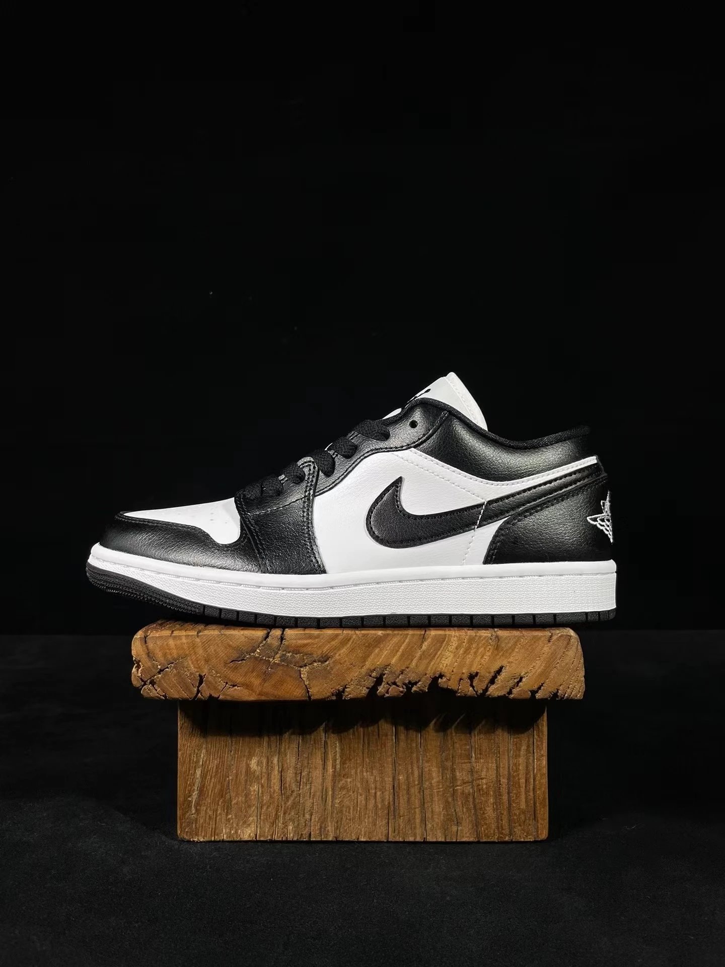 AJ1 Low Help Black and White Panda DC0774-101