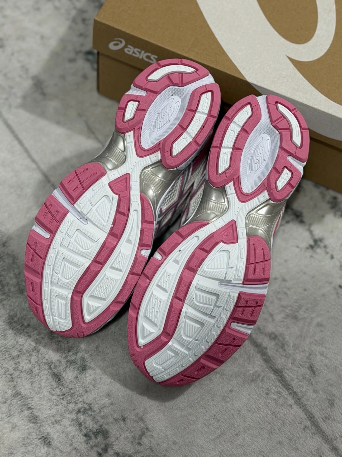 Asics GEL-1130防滑耐磨透气 低帮运动休闲鞋，ASICS(亚瑟士)是日本实业家鬼冢喜八郎创立的跑鞋运动品牌，正如其名字的含义，ASICS亚瑟士一直坚信保持身体的健康与活力是打造健康快乐的生