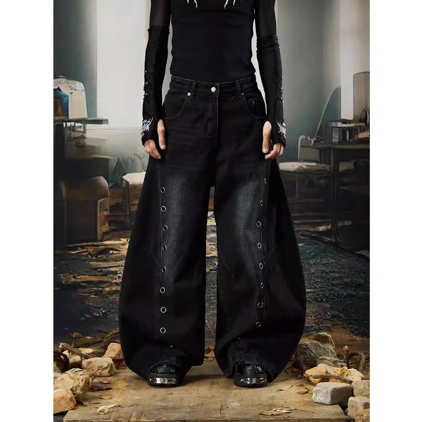 Dark-style Metal Ring Cutout Jeans