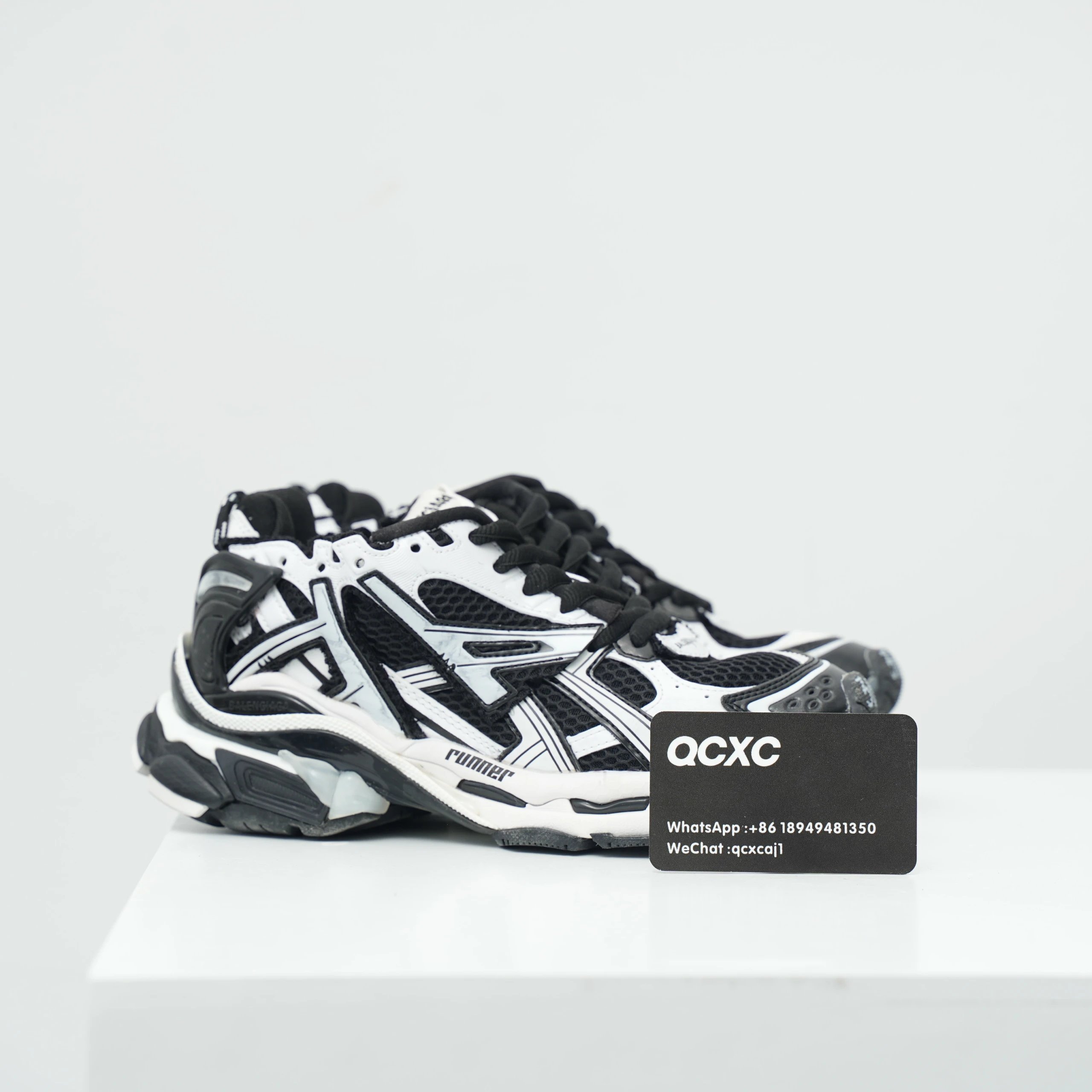 Runner 7.0 Black White
