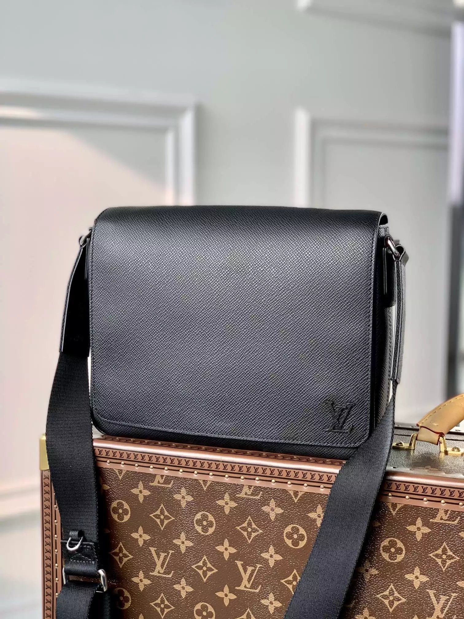 Louis Vuitton Scribe Messenger