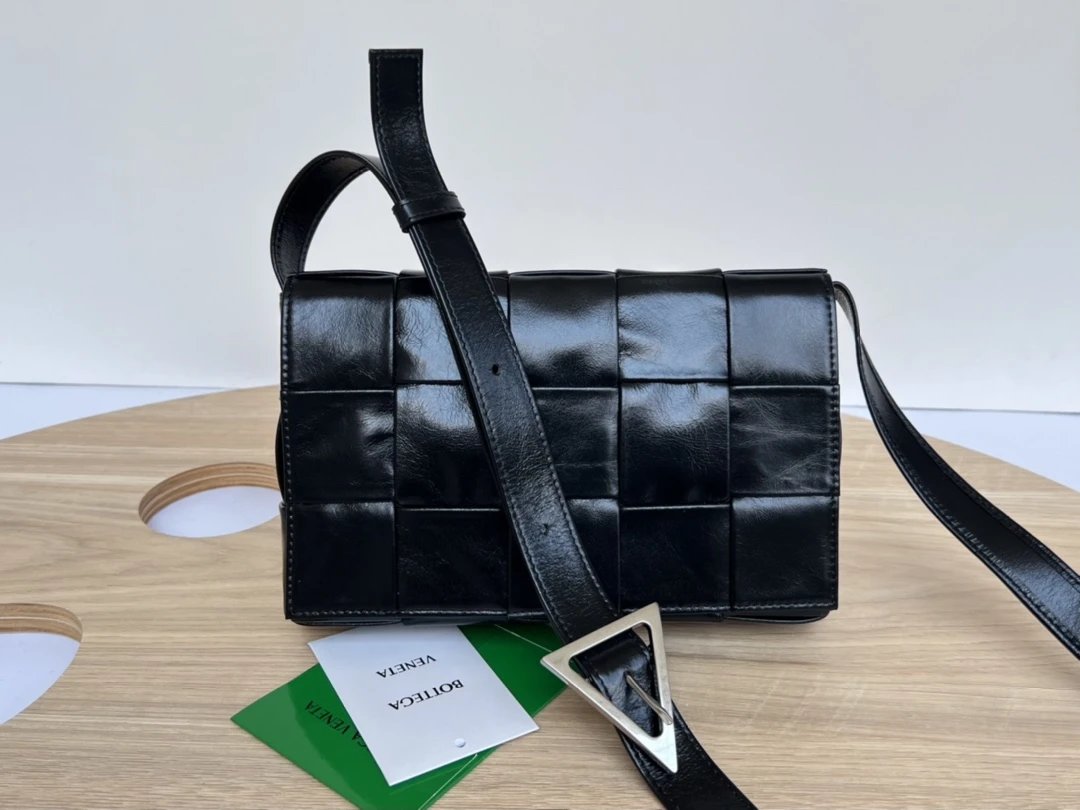 Bottega Veneta Cassette Should