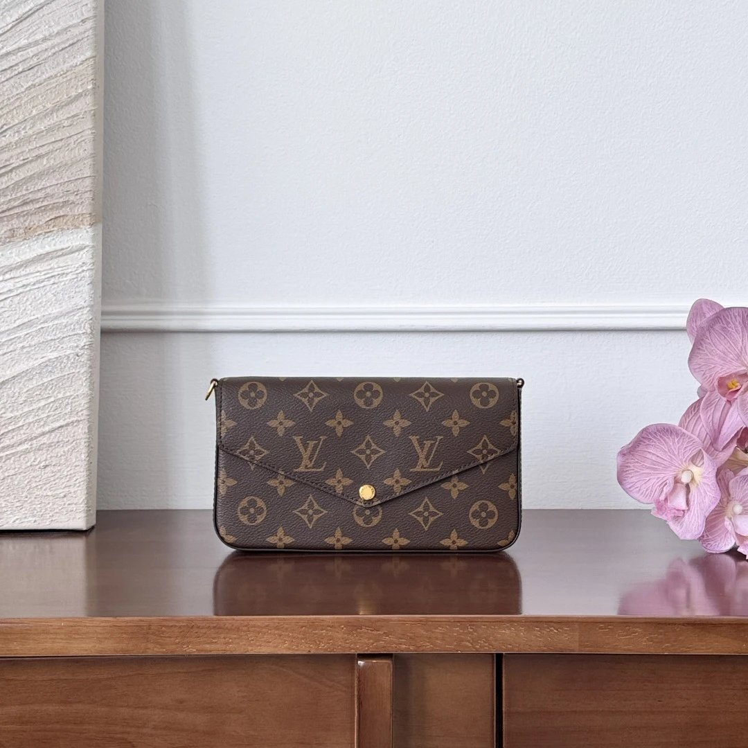 Louis Vuitton Monogram Pochett