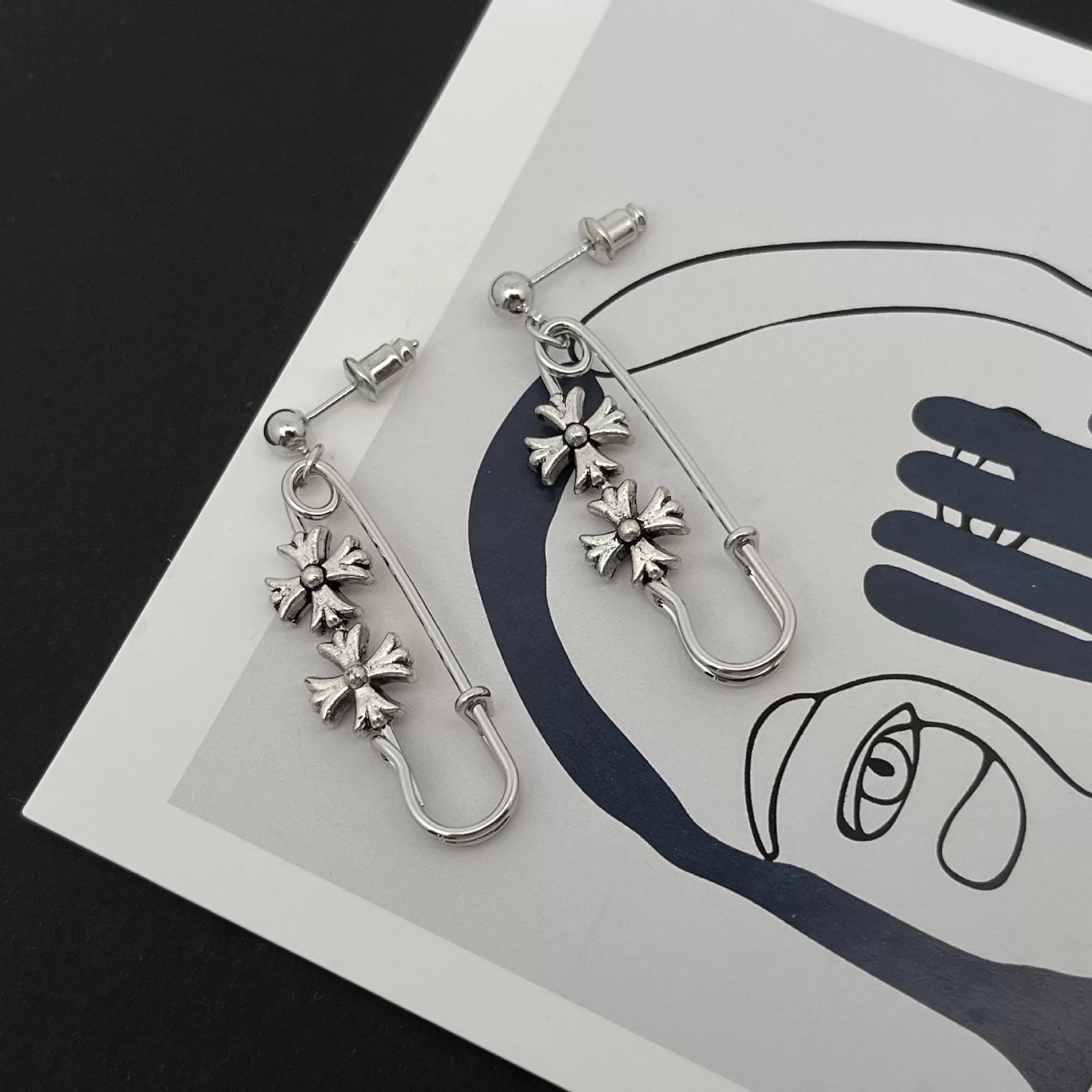 Cross Paperclip Earrings for Women 925 Sterling Silver Needle Minimalist Neutral Niche Design High-end Stud Earrings