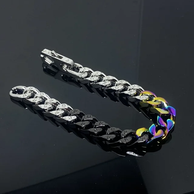 Louis Vuitton Jewelry Cuban Link Bracelet with Monogram Engraving product detail image 2