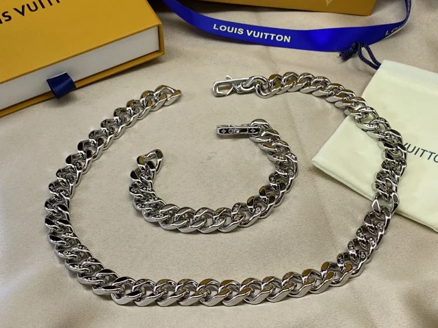 Louis Vuitton Jewelry Cuban Link Bracelet with Monogram Engraving product detail image 23