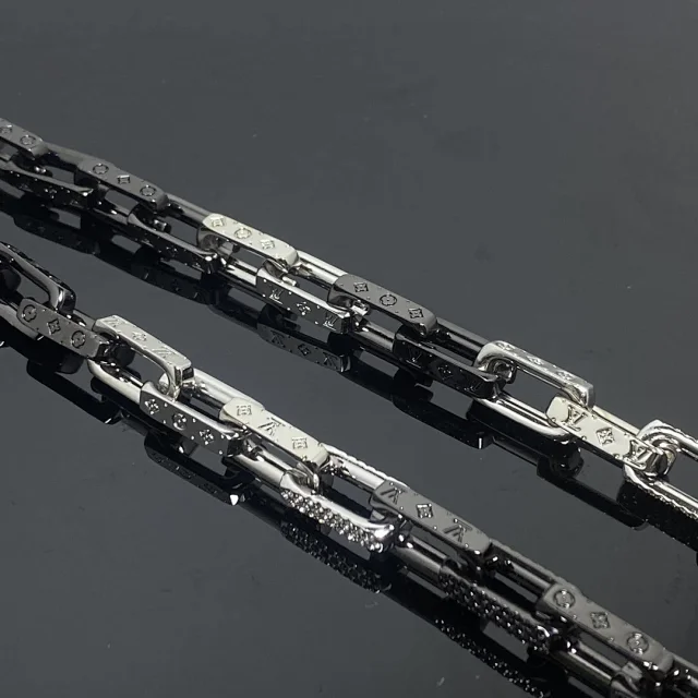 Louis Vuitton Jewelry Cuban Link Bracelet with Monogram Engraving product detail image 18