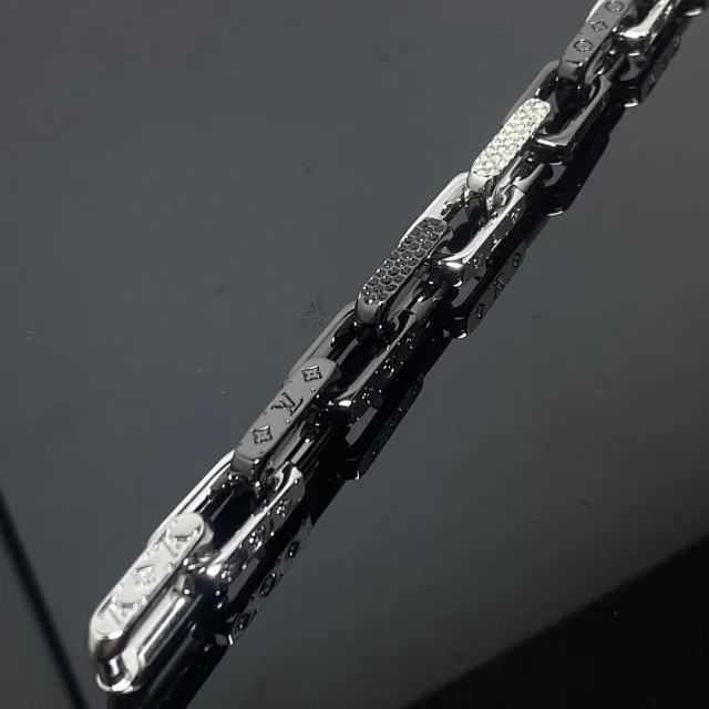 Louis Vuitton Jewelry Cuban Link Bracelet with Monogram Engraving product detail image 15