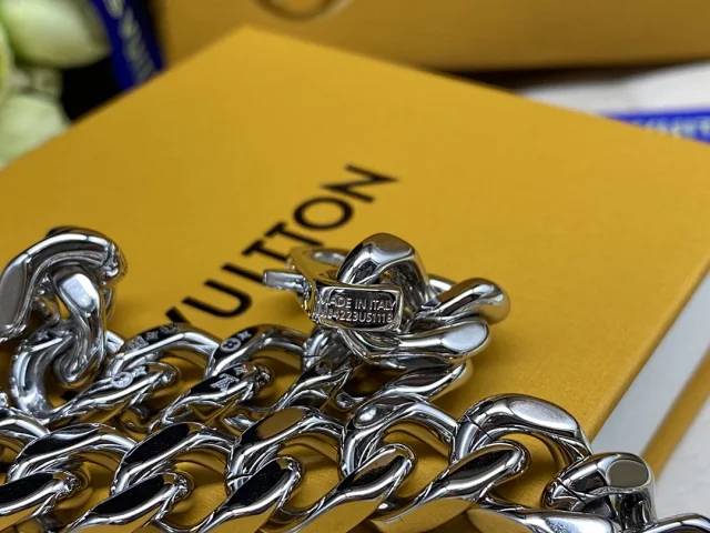 Louis Vuitton Jewelry Cuban Link Bracelet with Monogram Engraving product detail image 25