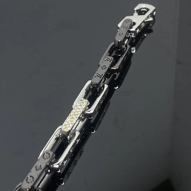Louis Vuitton Jewelry Cuban Link Bracelet with Monogram Engraving product detail image 14
