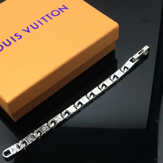 Louis Vuitton Jewelry Cuban Link Bracelet with Monogram Engraving product detail image 70