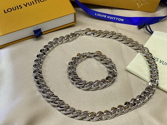 Louis Vuitton Jewelry Cuban Link Bracelet with Monogram Engraving product detail image 26