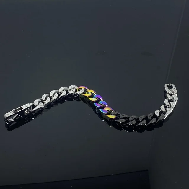 Louis Vuitton Jewelry Cuban Link Bracelet with Monogram Engraving product detail image 3