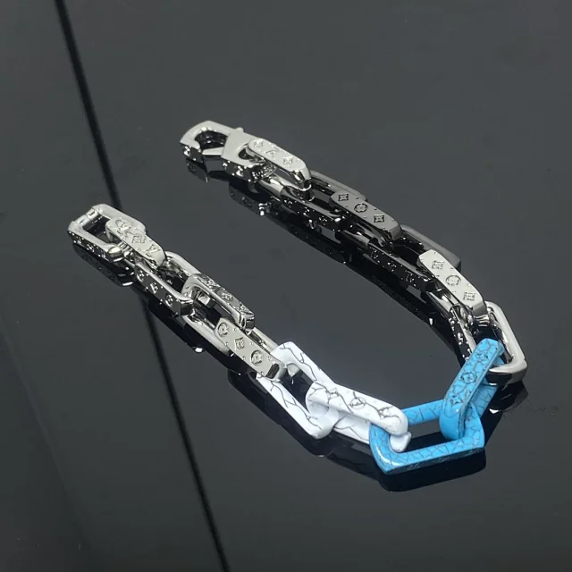 Louis Vuitton Jewelry Cuban Link Bracelet with Monogram Engraving product detail image 5