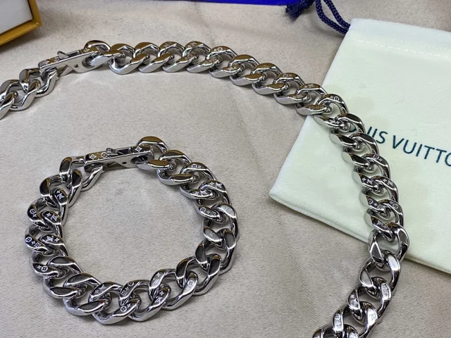 Louis Vuitton Jewelry Cuban Link Bracelet with Monogram Engraving product detail image 24