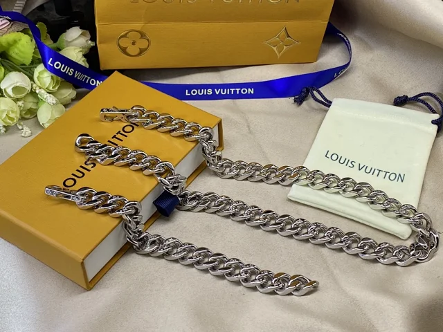 Louis Vuitton Jewelry Cuban Link Bracelet with Monogram Engraving product detail image 22