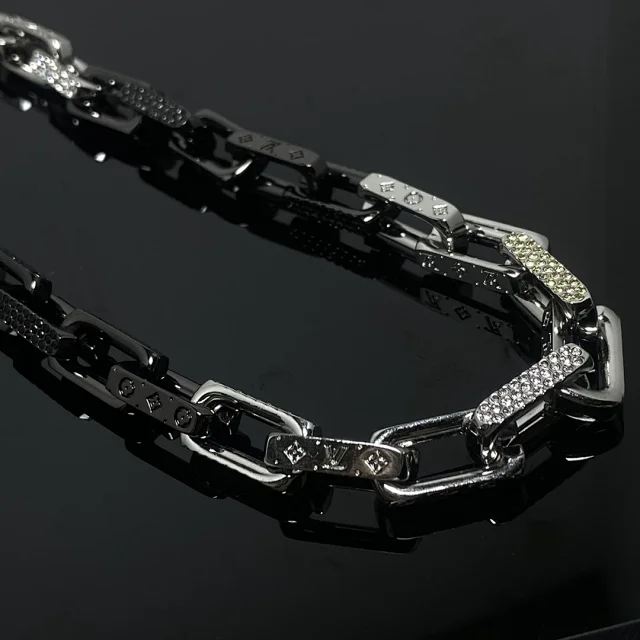 Louis Vuitton Jewelry Cuban Link Bracelet with Monogram Engraving product detail image 20
