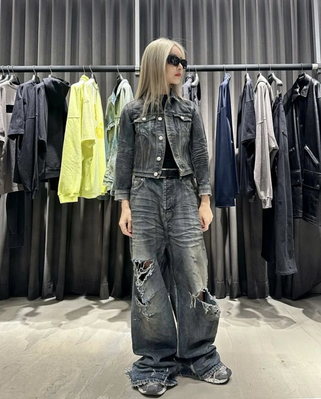 Balenciaga Mud Jeans: seller detail photo 4