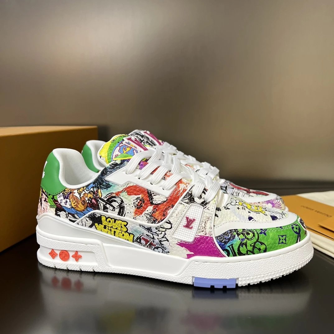 Trainer sneaker is the designer's VirgilAbloh inspiration from retro basketball shoes. This time, the cartoon pattern-XW-1 is depicted on the canvas surface.